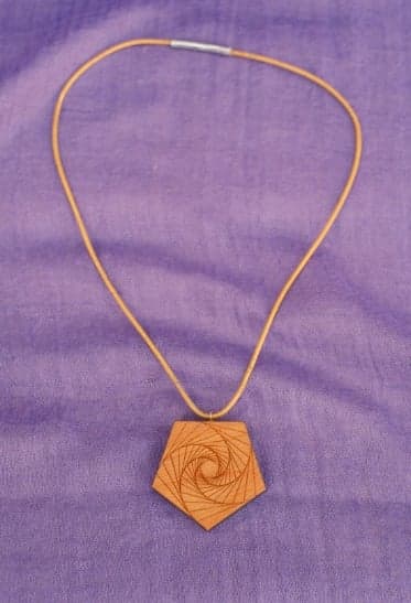 Handwerker-Werkzeuge, die die Erschaffung des Amuletts andeuten.