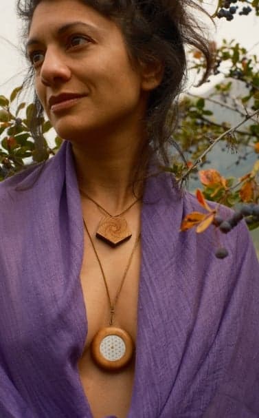 Ein handgefertigtes Amulett, das Eleganz und Spiritualität ausstrahlt.